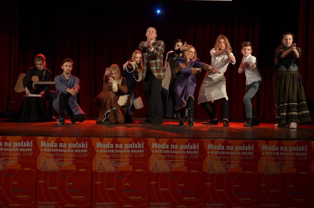 Występ grupy teatralnej, zabrzańskiej młodzieży na scenie MOK Guido.