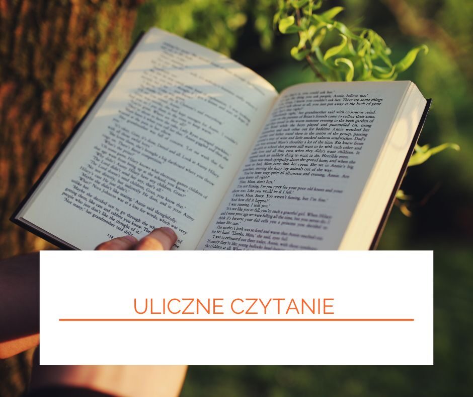 Uliczne spotkanie młodych czytelników